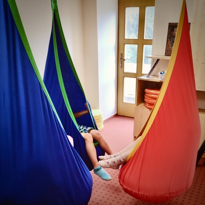 Relaxáló gyermekek a csepphintában