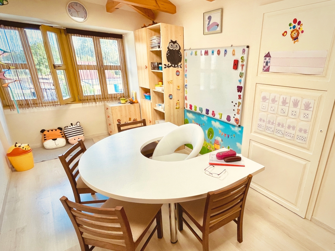 A kuckó és a félköríves asztal.