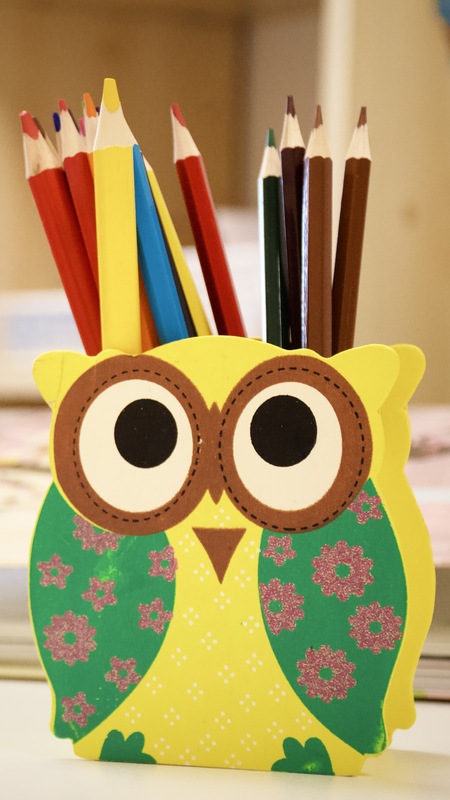 Sárga bagoly, a másik tolltartó.